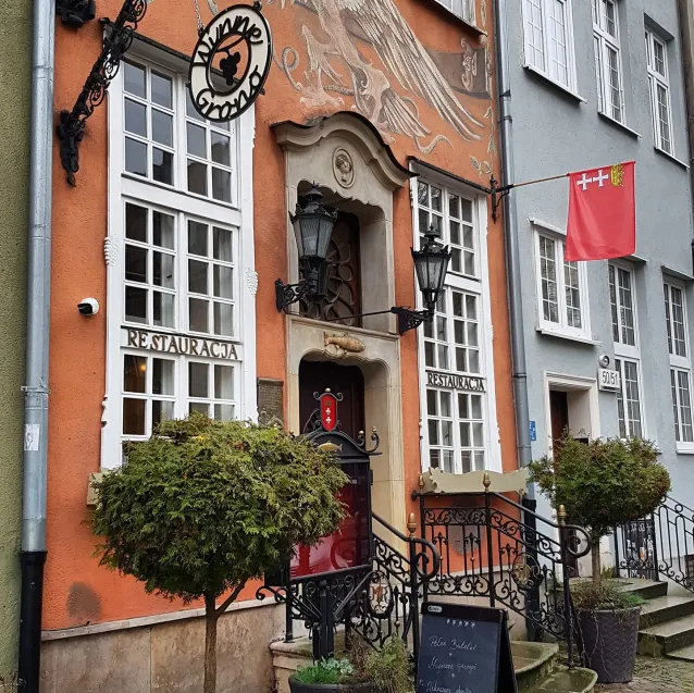 Winne Grono to restauracja lokalna ze starannym jedzeniem i ogromnym wyborem wina prosto od importera.