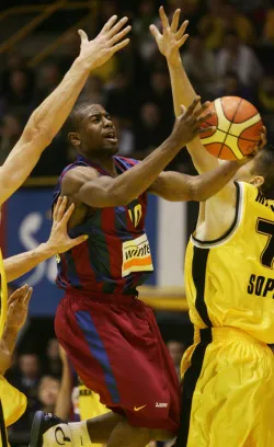 Koszykarze Asseco pięciokrotnie mierzyli się z Barceloną, ale ani razu nie udało się im się ich pokonać.