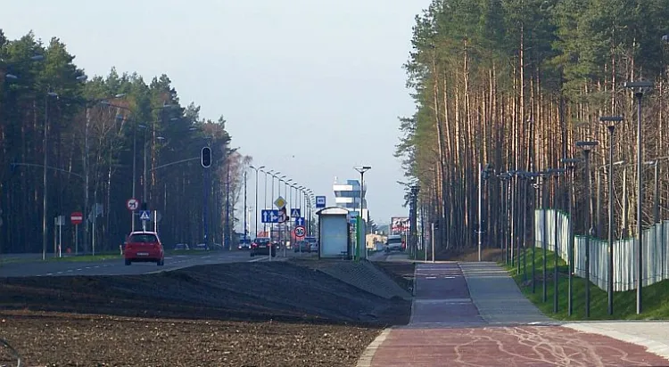 Odcinek lotniskowy Trasy Słowackiego łączy dwiema jezdniami obwodnicę z lotniskiem w Rębiechowie.