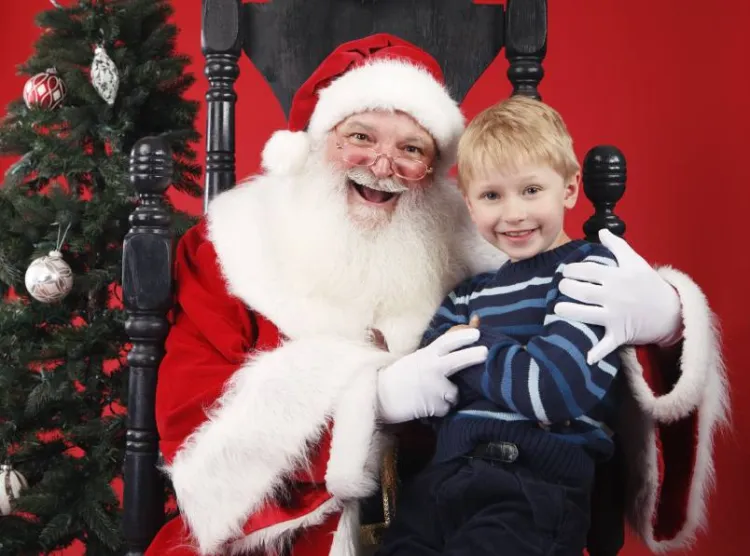 Pamiątkowe zdjęcie na kolanach u św. Mikołaja i otrzymana od niego paczka to często jedno z najmilszych wspomnień z dzieciństwa.