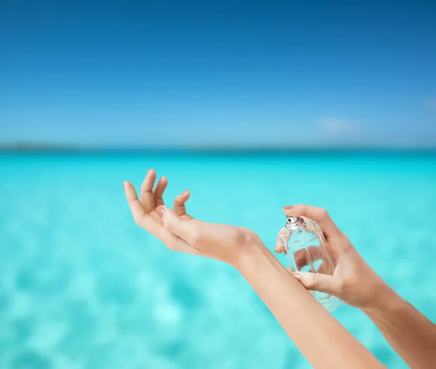 Stosowanie mocnych perfum, gdy wybieramy się na plażę nie jest rozsądne. Wzmacniają działanie promieni UV na skórze i mogą spowodować podrażnienia.