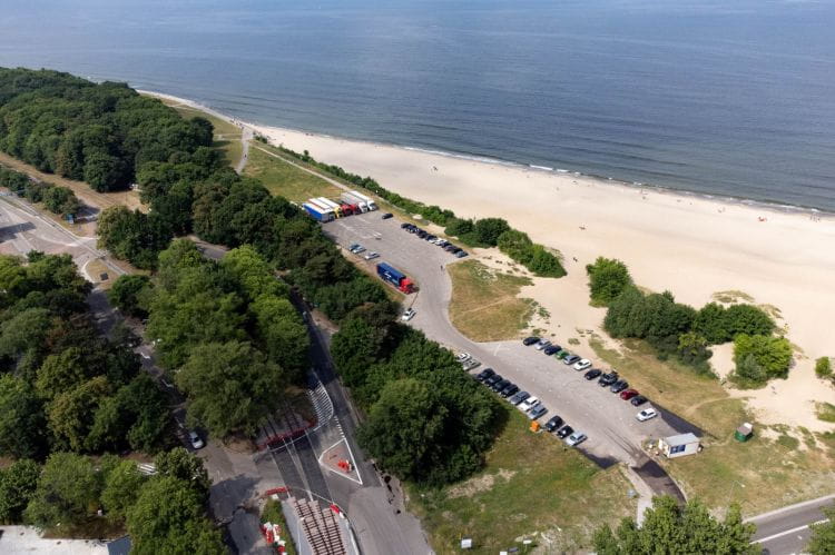 Plan MIIWIŚ zakłada budowę nowego parkingu przy plaży wraz z budynkiem, w którym miałoby się znaleźć pięć apartamentów na wynajem. Planom tym sprzeciwia się minister kultury Piotr Gliński.