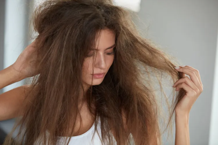 Włosy po wakacjach wymagają szczególnej troski. Narażone na promieniowanie UV, zmiany temperatur czy negatywne działalnie słonej wody stają się matowe, łamliwe i trudne do uczesania.