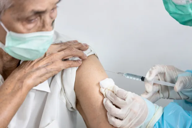 Szczepienie przeciw grypie może chronić nas przed ciężkim przebiegiem COVID-19. 