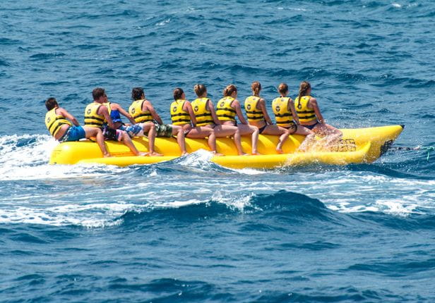 Pływający banan to jedna z popularniejszych wodnych atrakcji.
