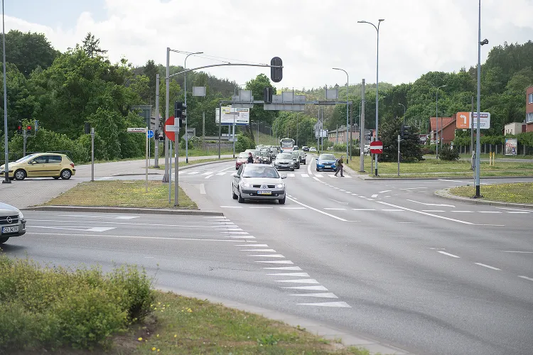 Dodatkowy lewoskręt w ul. Potokową ze Słowackiego pomoże odkorkować skrzyżowanie widoczne na zdjęciu.