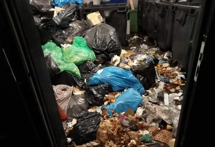 Wiatę śmietnikową przy ul. Kościuszki w takim stanie zastali strażnicy miejscy.  Choć w kontenerach było miejsce, śmieci lądowały na podłodze. 