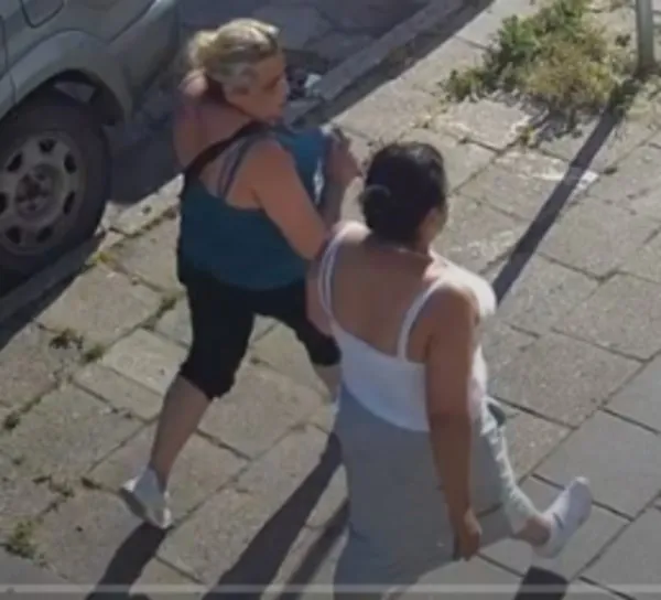 Policja opublikowała wizerunki kobiet, które mogą mieć związek z kradzieżą 10 tys. zł