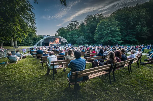 "Rigoletto" w Parku Oruńskim oglądano w znakomitej pogodzie, ale nowa przestrzeń nie przyciągnęła tylu widzów, co poprzednie edycje imprezy na Targu Węglowym.