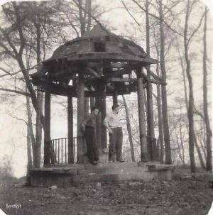 Zdjęcie altany wykonane w latach powojennnych.