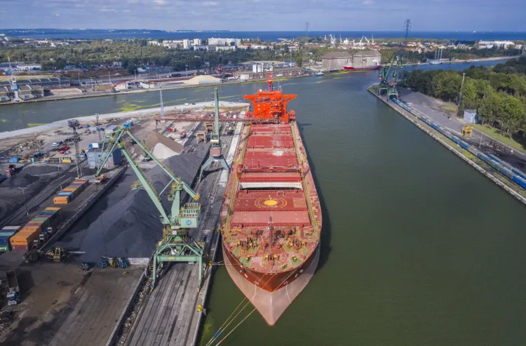 Port Gdański Eksploatacja to największy uniwersalny operator przeładunkowy działający na nabrzeżach wewnętrznej części Portu Gdańsk.