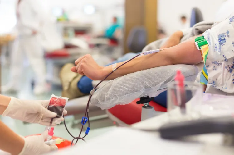 Średnio 1 z 10 osób przebywających w szpitalu potrzebuje transfuzji krwi - to lek nie do zastąpienia. Z kolei jedna jednostka krwi może uratować życie aż trzem osobom.