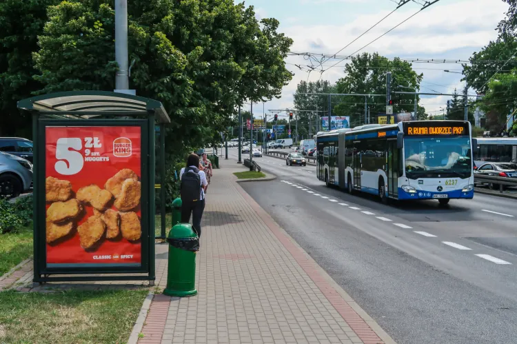 Autobus linii R mijający przystanek Zwycięstwa-Wielkopolska 