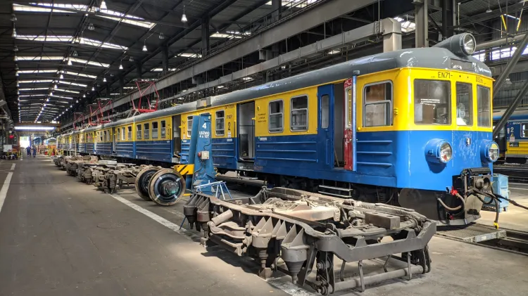 Pociąg EN71-052 w nowych, czyli historycznych barwach. 