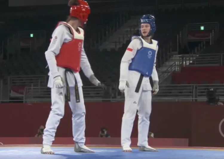 Aleksandra Kowalczuk (kask niebieski) przegrała pojedynek o brązowy medal w taekwondo z Biancą Walkden (czerwony).