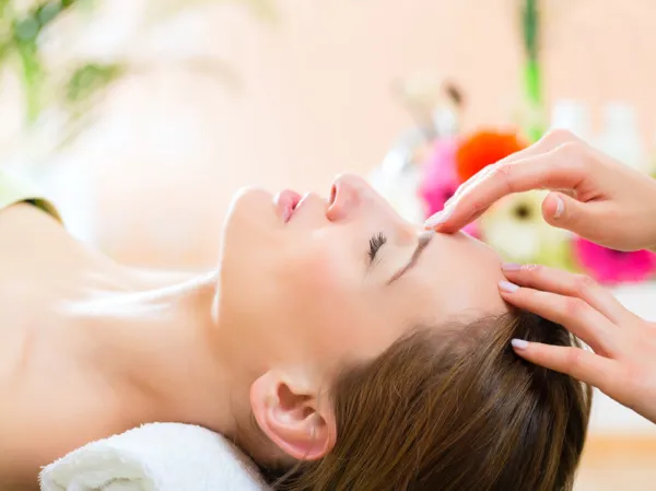 W odróżnieniu od tradycyjnego masażu, kobido działa na skórę głębiej, dzięki czemu przynosi lepsze efekty.