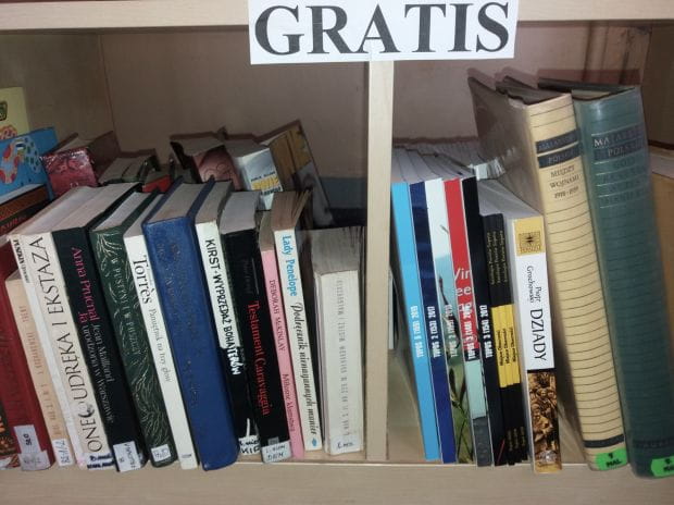 We wszystkich filiach Biblioteki Sopockiej można znaleźć punkty wymiany książek lub regały z książkami "do adopcji" - za darmo lub za drobną opłatą.