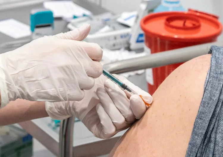 W Polsce od końca grudnia, gdy rozpoczęto szczepienia przeciw COVID-19, wykonano ponad 33,9 mln szczepień - wynika z danych rządowych.