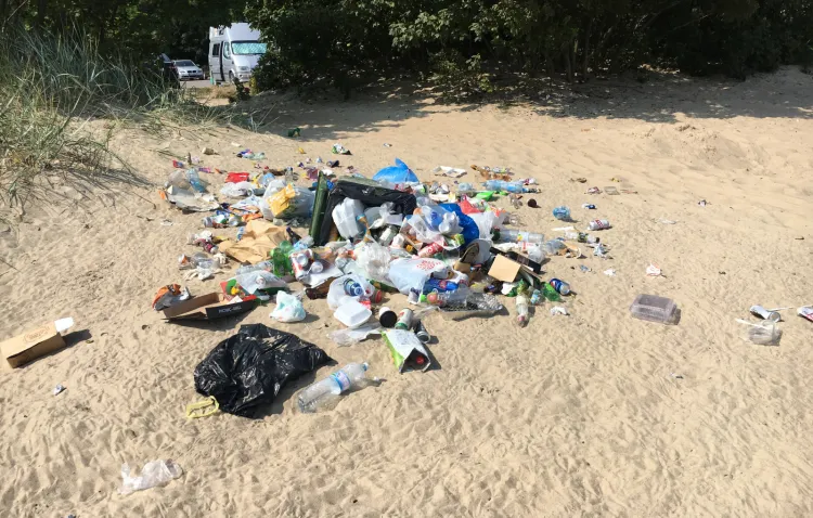 Problem śmiecenia na plażach jest coraz większy.