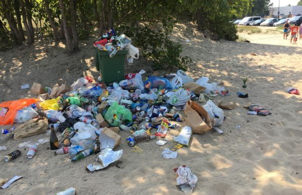 Przepełniony śmietnik na plaży nie jest usprawiedliwieniem dla zostawiania odpadów na piasku.