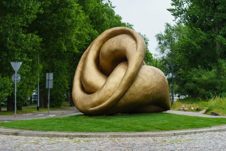 Rzeźba "Echo" Xawerego Wolskiego stanęła na rondzie u zbiegu ul. Bitwy pod Płowcami i Hestii w Sopocie. Choć od odsłonięcia minęło raptem kilka tygodni, bije rekordy popularności w mediach społecznościowych i doczekała się licznych przydomków. 