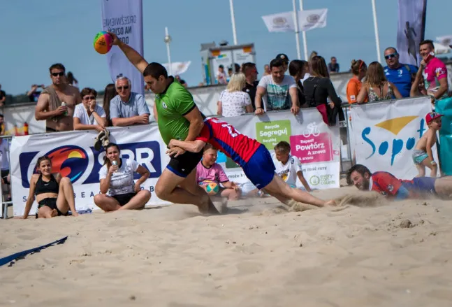 Plażowy turniej rugby to jedna z licznych sportowych atrakcji w Trójmieście na najbliższy weekend.