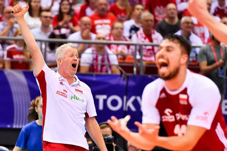 Polscy siatkarze wygrali na Igrzyskach Olimpijskich Tokio 2020 czwarty mecz z rzędu i z 1. miejsca awansowali do ćwierćfinałów. Na zdjęciu trener Vital Heynen i rozgrywający Fabian Drzyzga. 