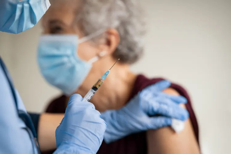 Producenci farmaceutyczni wskazują, że skuteczność szczepionek przeciw COVID-19 może spadać po 6 miesiącach od podania drugiej dawki. 