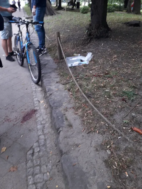 Zdjęcia z przystanku autobusowego Hucisko, na którym została udzielona pomoc pokrzywdzonemu mężczyźnie.