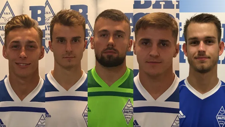 Bałtyk pozyskał pięciu nowych piłkarzy przed inauguracją sezonu. Od lewej to: Oktawian Skrzecz, Jakub Kapuściński, Dawid Leleń, Kacper Wiśniewski i Oskar Sikorski.