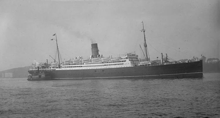 Zdjęcie wspomnianego w artykule statku pasażerskiego Carinthia. Jednostka została zatopiona przez niemieckiego u-boota na początku II wojny światowej.