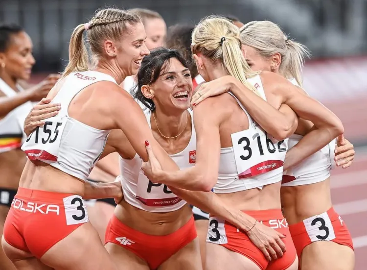 Anna Kiełbasińska (w środku) ma udział w tytule wicemistrzyń olimpijskich polskiej sztafety 4x400 metrów kobiet, gdyż biegła w półfinale. Tym samym liczba medali sportowców trójmiejskich klubów na igrzyskach wzrosła do 32.