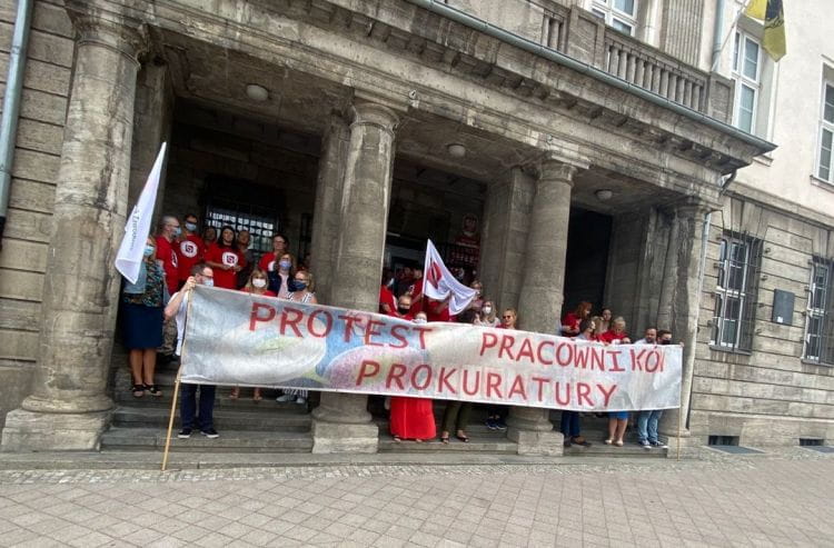 Pracownicy prokuratury protestują pod budynkiem Prokuratury Okręgowej w Gdańsku. 
