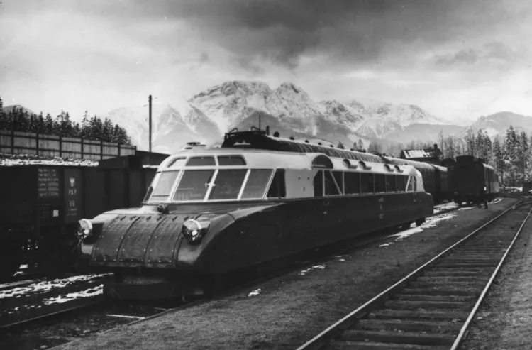 "Torpeda podhalańska" na dworcu kolejowym w Zakopanem. Zdjęcie wykonane między 1936 a 1939 r.
