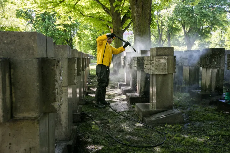 Trwa czyszczenie krzyży na Cmentarzu Pomniku Bohaterów "Zaspa".