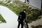 Mężczyźni poszukiwani w związku z kradzieżą dwóch rowerów.