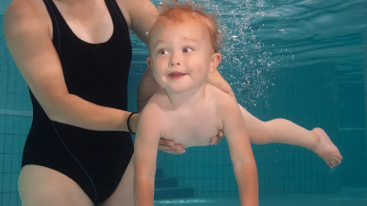 Zarządcy basenów wymagają, by niemowlęta pływały w pieluchach. Nasza czytelniczka zdziwiła się, gdy pieluchy zażądano od jej 3,5 letniej córki.