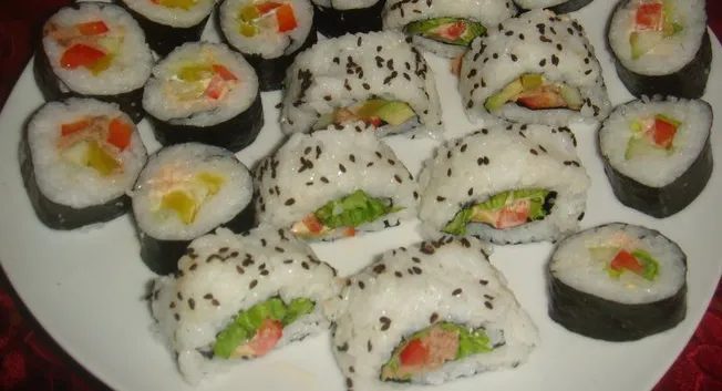Na warsztatach rodzinnych w EduParku maluchy nauczą się jeść pałeczkami samodzielnie zrobione sushi.