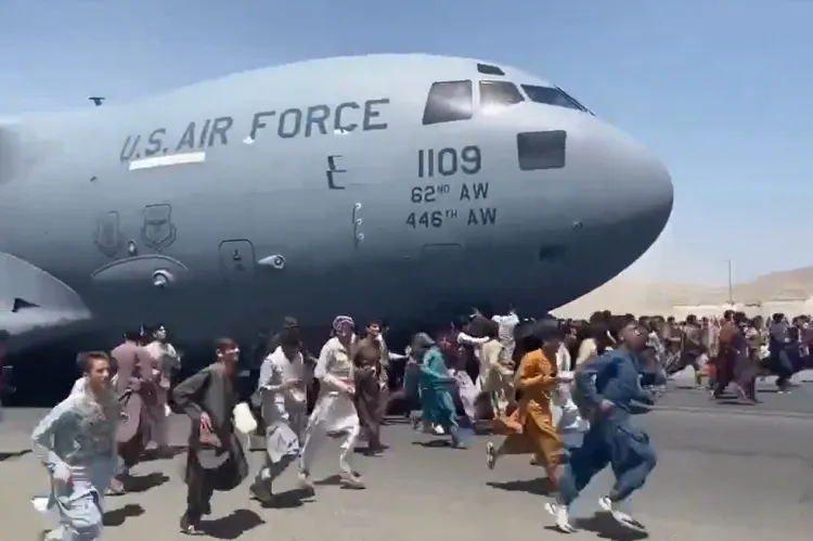 Obrazy Afgańczyków próbujących wedrzeć się do samolotów zostaną zapamiętane na długo.