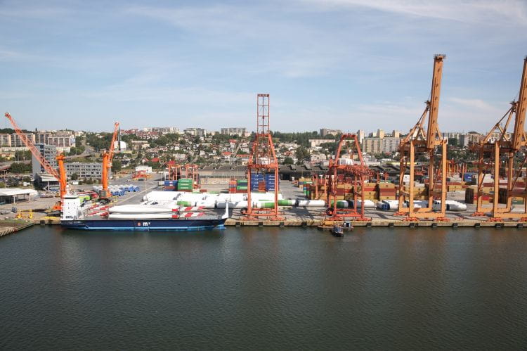 Zarząd Morskiego Portu Gdynia ogłosił przetarg na dzierżawę terenów o powierzchni 660 tys. m kw. na potrzeby przeładunku elementów morskich farm wiatrowych.

