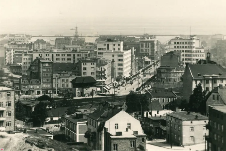 Skrzyżowanie ulic Dworcowej i 10 lutego w Gdyni. Zdjęcie z drugiej połowy lat 30. XX wieku.