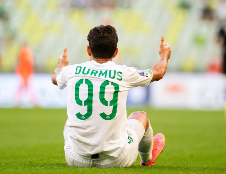 Ilkay Durmus mógł wykonać aż 10 rzutów rożnych, ale to był praktycznie jedyny zysk w ofensywie Lechii Gdańsk w meczu na szczycie 5. kolejki PKO BP Ekstraklasa. Celnego strzału biało-zielonym oddać się nie udało. 