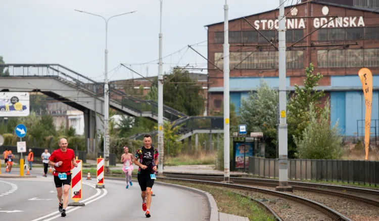 Do tej pory biegowe zawody w Gdańsku co najwyżej "zahaczały" o tereny Stoczni Gdańskiej. W niedzielę cała trasa będzie prowadzić terenami wzdłuż hal i doków.