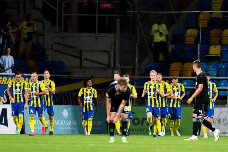 Arka Gdynia w sezonie 2021/22 zdobyła tylko jedną bramkę przed przerwą. Pozostałe pięć żółto-niebiescy strzelali w drugich połowach.