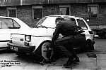 Strażnik miejski zakłada blokadę na koło nieprawidłowo zaparkowanego malucha, czyli fiata 126p. Zdjęcie wykonano przy ul. św. Ducha w Gdańsku w październiku 1992 r.