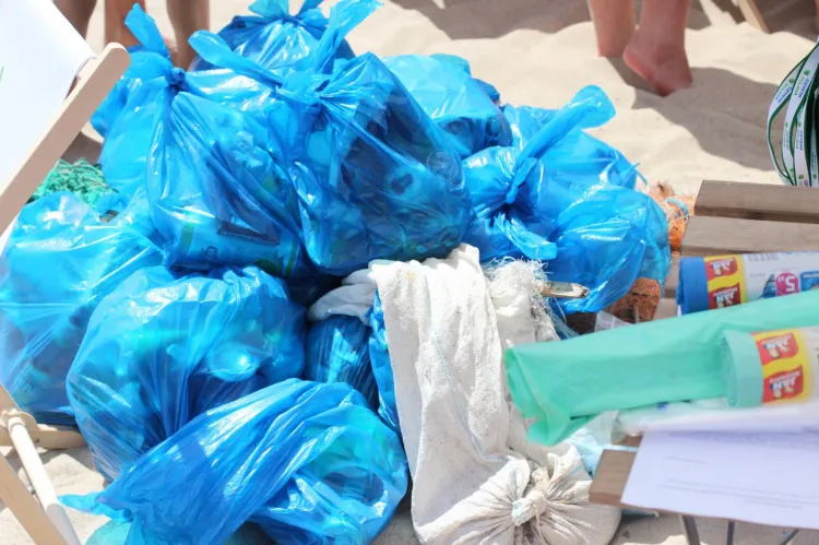 Wolontariusze posprzątają w sobotę plaże w Gdyni i Gdańsku. Na pewno będzie co zbierać.