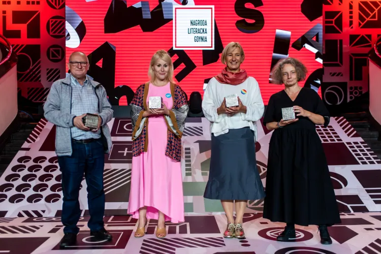 Gala Nagrody Literackiej Gdynia 2021 w Muzeum Emigracji. Laureaci Kostek Literackich: (od lewej) Waldemar Bawołek (proza), Natalia Malek (poezja), Magda Heydel (przekład) oraz Joanna Krakowska (esej).