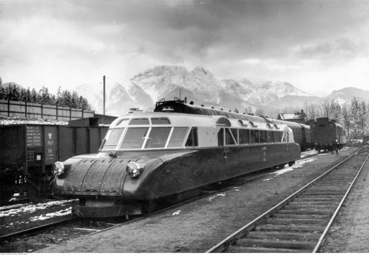 Wspomniany w artykule pociąg Luxtorpeda, tutaj na stacji w Zakopanem. Zdjęcie zostało wykonane w 1936 r.