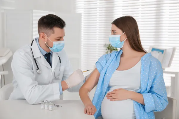 - W każdej ciąży zalecane jest szczepienie przeciw grypie oraz przeciw krztuścowi szczepionką typu dTap przeciw błonicy, tężcowi i krztuścowi ze zmniejszoną zawartością antygenów błonicy i krztuśca - wskazuje Ewa Augustynowicz. 