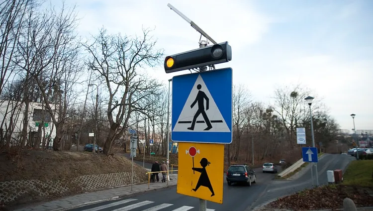 Sygnalizator ostrzegawczy przed przejściem na ul. Piecewskiej w Gdańsku.